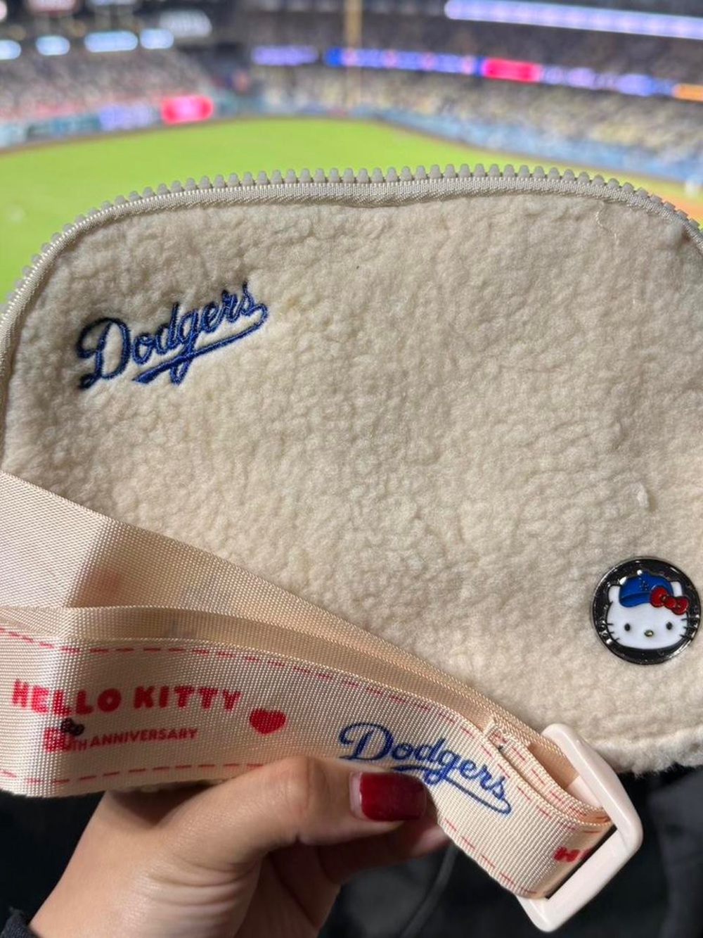 Dodgers x Hello Kitty Cream 50th Anniversary Crossbody Bag RaRE collectors - Picture 2 of 8